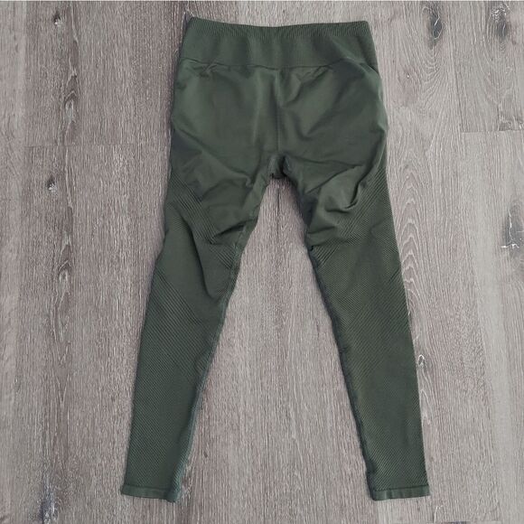 Fabletics Capri Leggings Womens Size Small Green Yoga Gym Activewear Active - Picture 3 of 6